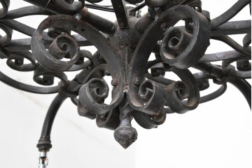 イギリスアンティーク　ロートアイアンの重厚な装飾が目を引く4灯シャンデリア　(R-088249)