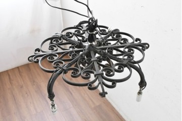 イギリスアンティーク　ロートアイアンの重厚な装飾が目を引く4灯シャンデリア　(R-088250)