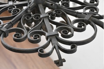 イギリスアンティーク　ロートアイアンの重厚な装飾が目を引く4灯シャンデリア　(R-088250)