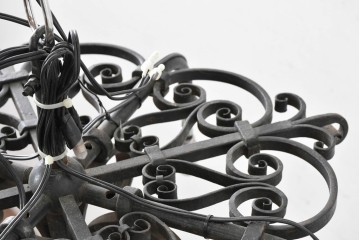 イギリスアンティーク　ロートアイアンの重厚な装飾が目を引く4灯シャンデリア　(R-088250)