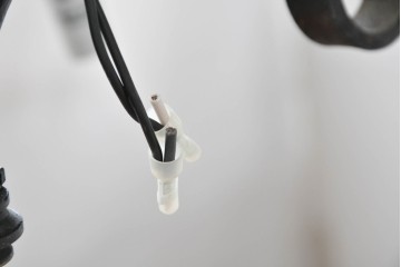 イギリスアンティーク　ロートアイアンの重厚な装飾が目を引く4灯シャンデリア　(R-088250)