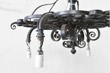 イギリスアンティーク　ロートアイアンの重厚な装飾が目を引く4灯シャンデリア　(R-088250)