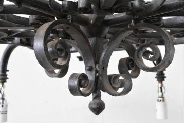イギリスアンティーク　ロートアイアンの重厚な装飾が目を引く4灯シャンデリア　(R-088250)