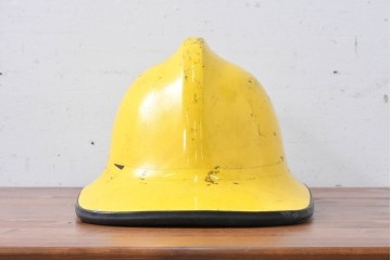 イギリスヴィンテージ　黄色いカラーが目を引く消防士用ヘルメット　(R-088255)