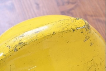 イギリスヴィンテージ　黄色いカラーが目を引く消防士用ヘルメット　(R-088255)