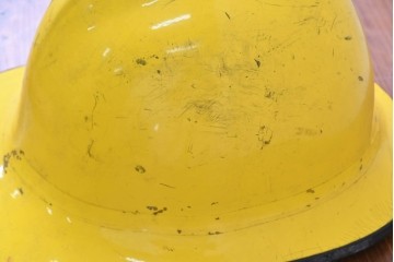 イギリスヴィンテージ　黄色いカラーが目を引く消防士用ヘルメット　(R-088255)