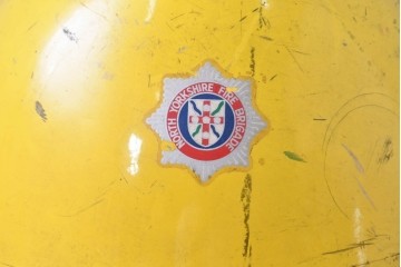 イギリスヴィンテージ　黄色いカラーが目を引く消防士用ヘルメット　(R-088255)