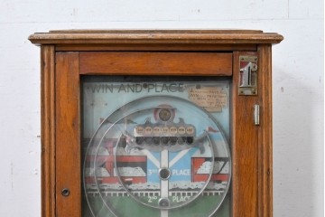 イギリスアンティーク　遊び心あふれるコイン式ゲーム機　※ディスプレイ用　(R-088262)