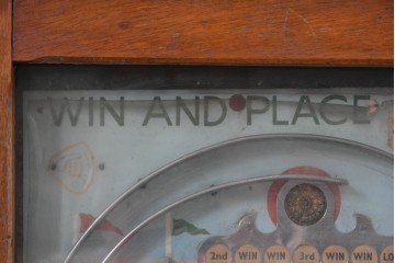 イギリスアンティーク　遊び心あふれるコイン式ゲーム機　※ディスプレイ用　(R-088262)