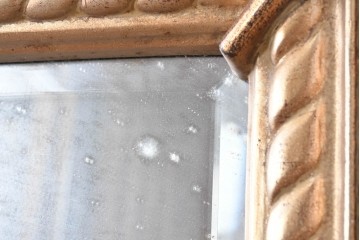 ヨーロッパヴィンテージ　高級輸入品　面取りガラス　重厚なゴールドフレームが華やかな特大サイズのウォールミラー　(R-088264)