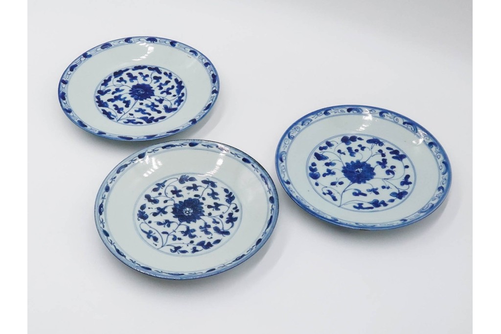 中国　古玩　染付・青花　直径約20cm(6.5寸)　花唐草文が上品な中皿3枚セット　(R-088279)