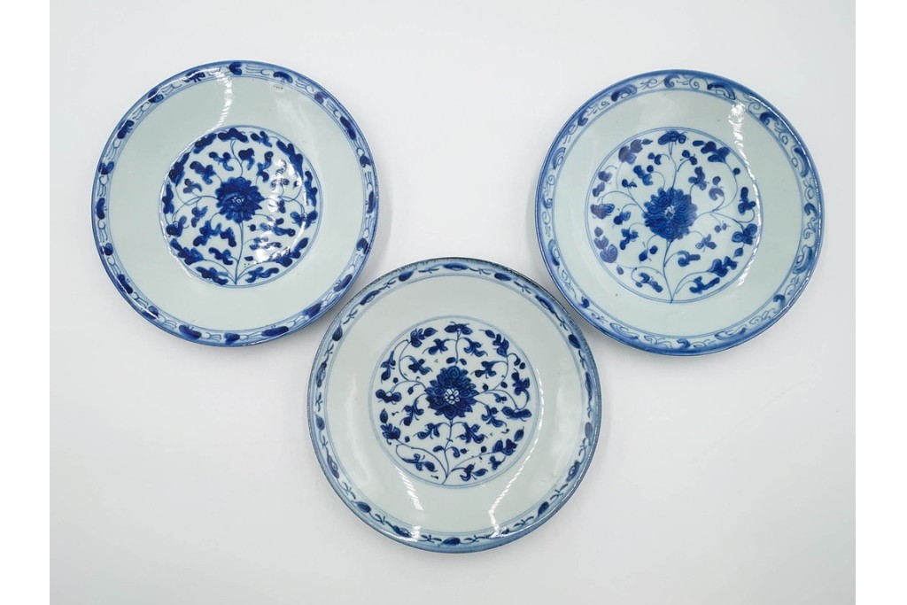 中国　古玩　染付・青花　直径約20cm(6.5寸)　花唐草文が上品な中皿3枚セット　(R-088279)