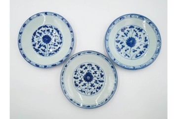 中国　古玩　染付・青花　直径約20cm(6.5寸)　花唐草文が上品な中皿3枚セット　(R-088279)