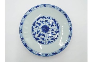 中国　古玩　染付・青花　直径約20cm(6.5寸)　花唐草文が上品な中皿3枚セット　(R-088279)