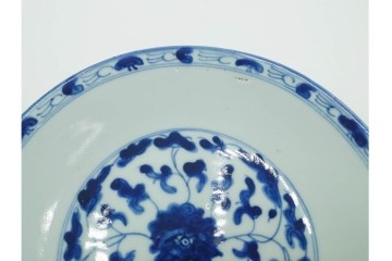 中国　古玩　染付・青花　直径約20cm(6.5寸)　花唐草文が上品な中皿3枚セット　(R-088279)