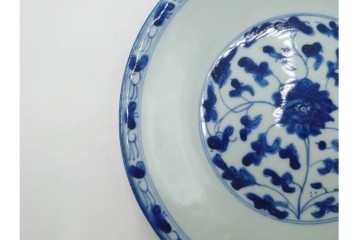 中国　古玩　染付・青花　直径約20cm(6.5寸)　花唐草文が上品な中皿3枚セット　(R-088279)