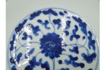 中国　古玩　染付・青花　直径約20cm(6.5寸)　花唐草文が上品な中皿3枚セット　(R-088279)
