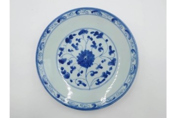 中国　古玩　染付・青花　直径約20cm(6.5寸)　花唐草文が上品な中皿3枚セット　(R-088279)