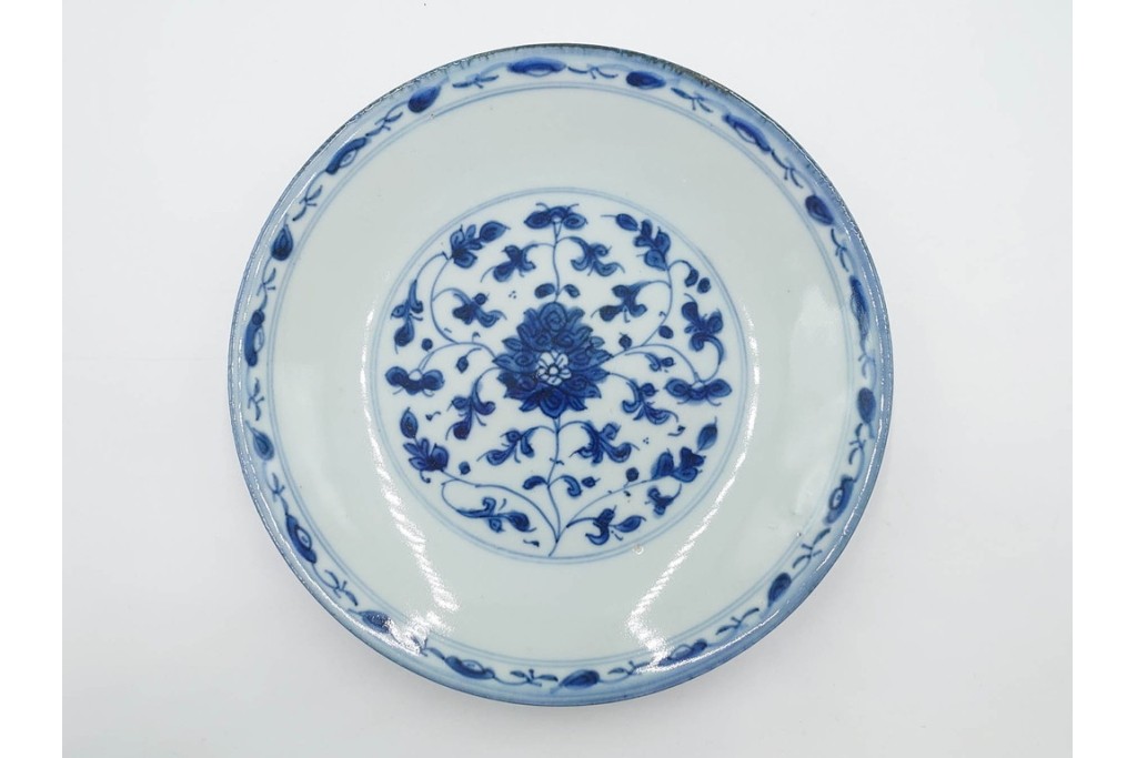 中国　古玩　染付・青花　直径約20cm(6.5寸)　花唐草文が上品な中皿3枚セット　(R-088279)
