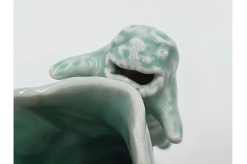 清風与平　青磁　高さ約18cm　存在感ある獅子をあしらった花瓶 　共箱付き　(R-088281)