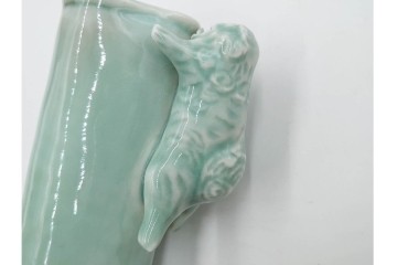 清風与平　青磁　高さ約18cm　存在感ある獅子をあしらった花瓶 　共箱付き　(R-088281)