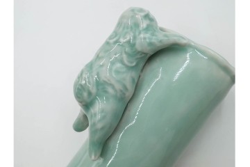 清風与平　青磁　高さ約18cm　存在感ある獅子をあしらった花瓶 　共箱付き　(R-088281)