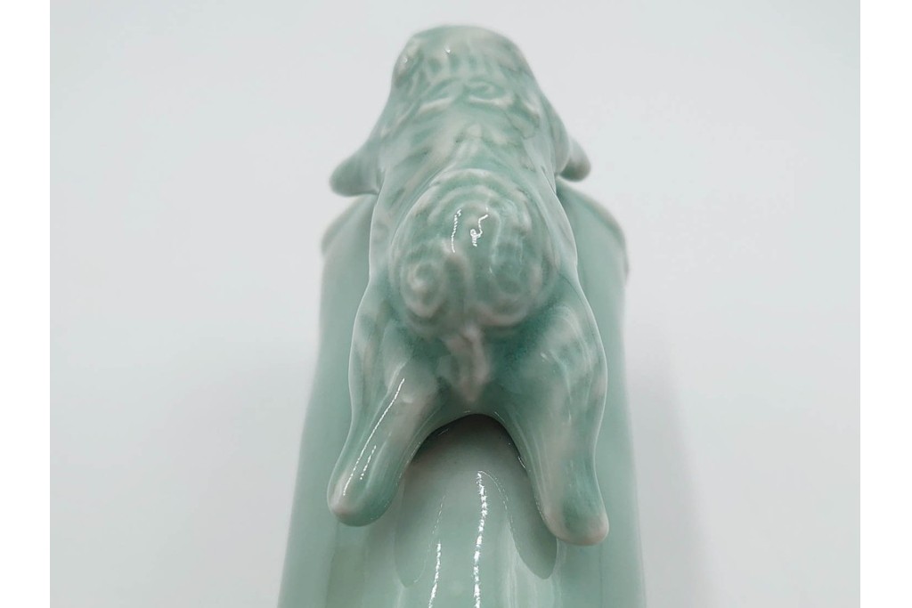 清風与平　青磁　高さ約18cm　存在感ある獅子をあしらった花瓶 　共箱付き　(R-088281)
