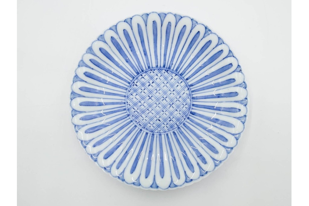 明治から大正期　染付　直径約17cm(5.4寸)　のびやかな菊花文が美しい中皿2枚セット　(R-088283)