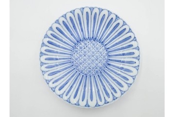 明治から大正期　染付　直径約17cm(5.4寸)　のびやかな菊花文が美しい中皿2枚セット　(R-088283)