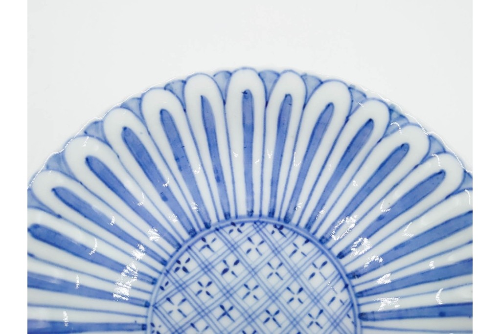 明治から大正期　染付　直径約17cm(5.4寸)　のびやかな菊花文が美しい中皿2枚セット　(R-088283)