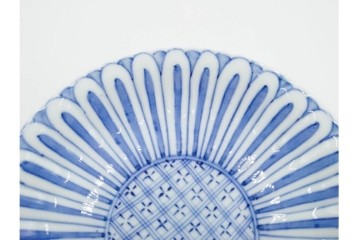 明治から大正期　染付　直径約17cm(5.4寸)　のびやかな菊花文が美しい中皿2枚セット　(R-088283)