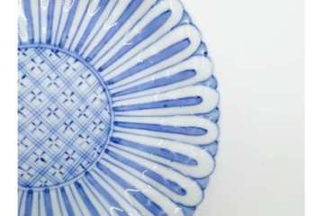 明治から大正期　染付　直径約17cm(5.4寸)　のびやかな菊花文が美しい中皿2枚セット　(R-088283)