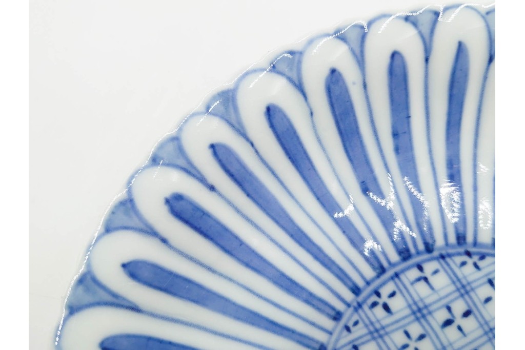 明治から大正期　染付　直径約17cm(5.4寸)　のびやかな菊花文が美しい中皿2枚セット　(R-088283)