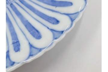 明治から大正期　染付　直径約17cm(5.4寸)　のびやかな菊花文が美しい中皿2枚セット　(R-088283)