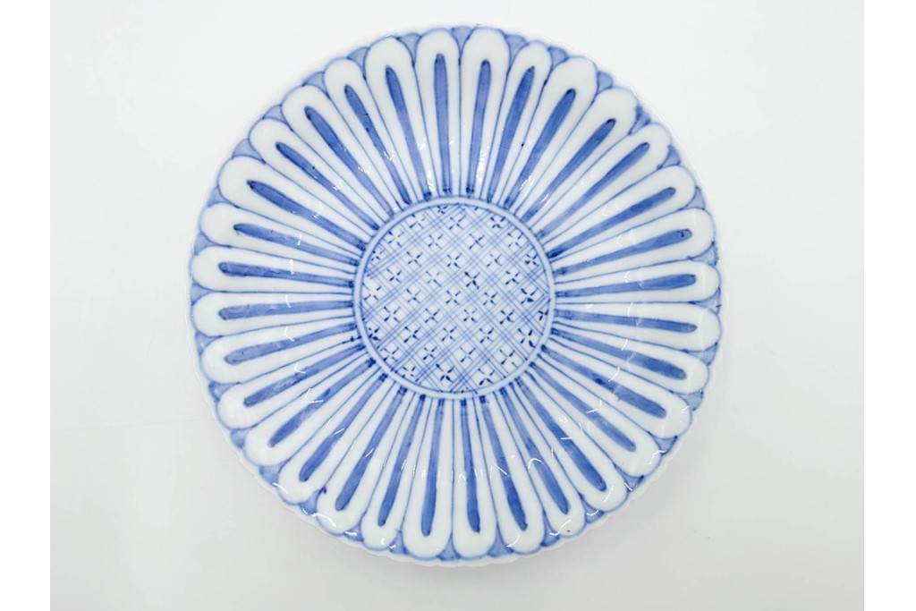 明治から大正期　染付　直径約17cm(5.4寸)　のびやかな菊花文が美しい中皿2枚セット　(R-088283)
