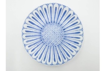 明治から大正期　染付　直径約17cm(5.4寸)　のびやかな菊花文が美しい中皿2枚セット　(R-088283)