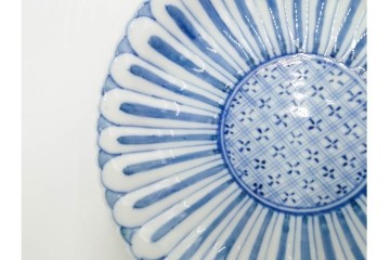 明治から大正期　染付　直径約17cm(5.4寸)　のびやかな菊花文が美しい中皿2枚セット　(R-088284)