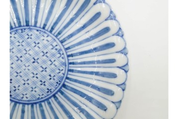 明治から大正期　染付　直径約17cm(5.4寸)　のびやかな菊花文が美しい中皿2枚セット　(R-088284)