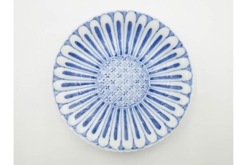 明治から大正期　染付　直径約17cm(5.4寸)　のびやかな菊花文が美しい中皿2枚セット　(R-088284)