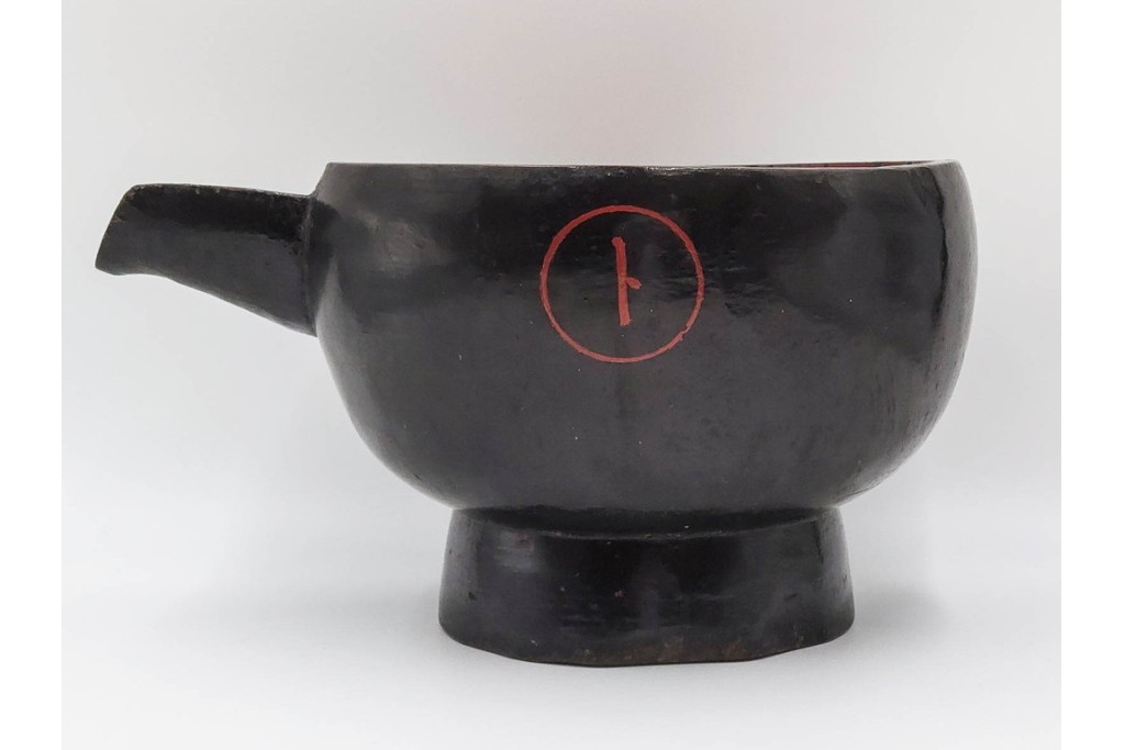時代物　漆器　幅約34cm　黒と朱の対比が目を引く木製片口　(R-088291)