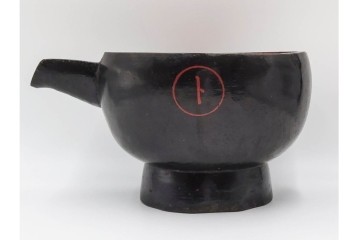 時代物　漆器　幅約34cm　黒と朱の対比が目を引く木製片口　(R-088291)
