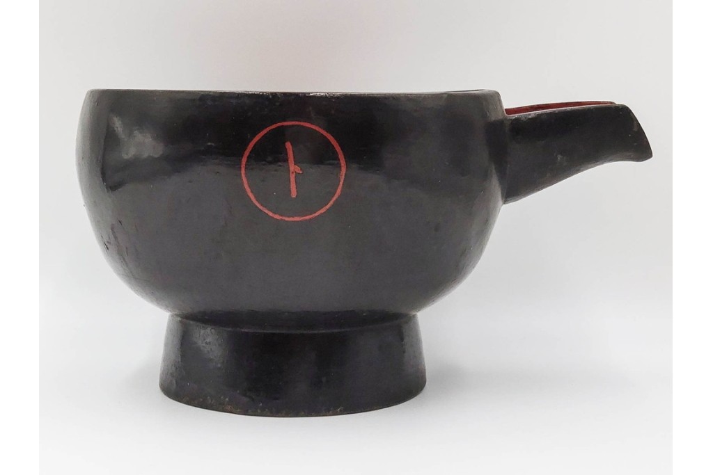 時代物　漆器　幅約34cm　黒と朱の対比が目を引く木製片口　(R-088291)