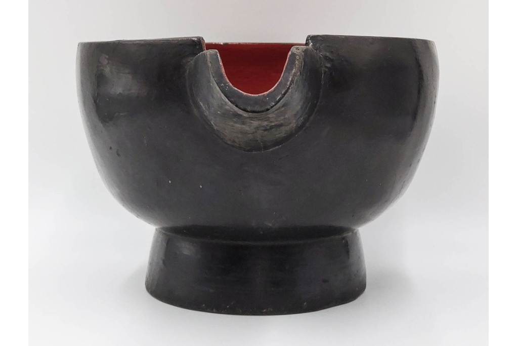 時代物　漆器　幅約34cm　黒と朱の対比が目を引く木製片口　(R-088291)