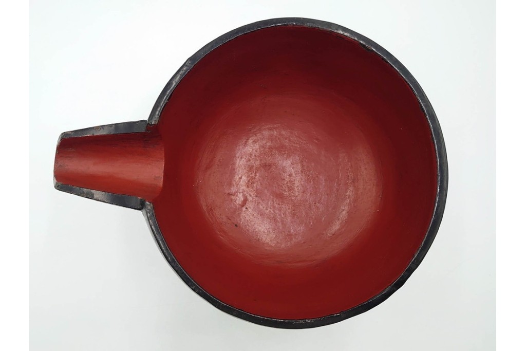 時代物　漆器　幅約34cm　黒と朱の対比が目を引く木製片口　(R-088291)