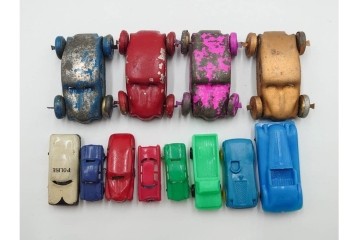 戦前から戦後　当時物　木製・ブリキ　食玩　自動車など色とりどりのミニチュアが揃うグリコのおまけ208点セット　(R-088292)