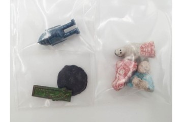 戦前から戦後　当時物　木製・ブリキ　食玩　自動車など色とりどりのミニチュアが揃うグリコのおまけ208点セット　(R-088292)