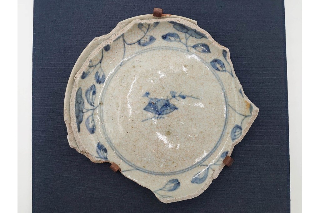 初期伊万里　染付　草花文様が味わい深い陶片　外箱付き　(R-088293)