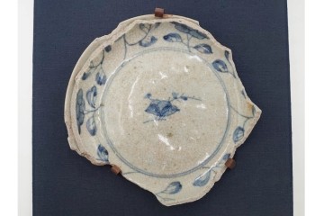 初期伊万里　染付　草花文様が味わい深い陶片　外箱付き　(R-088293)