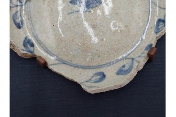 初期伊万里　染付　草花文様が味わい深い陶片　外箱付き　(R-088293)
