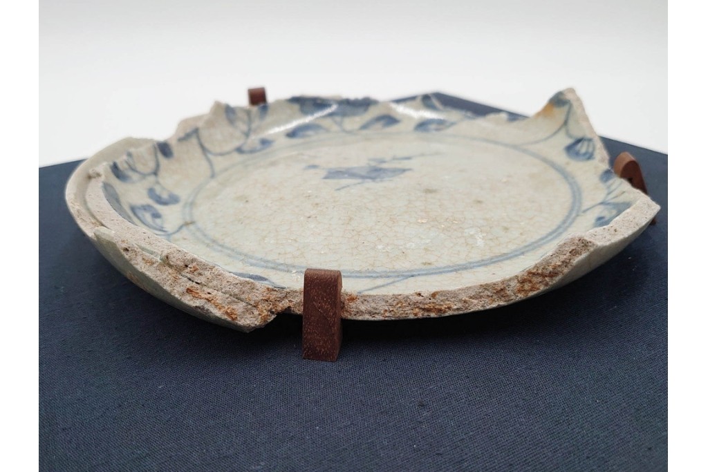 初期伊万里　染付　草花文様が味わい深い陶片　外箱付き　(R-088293)